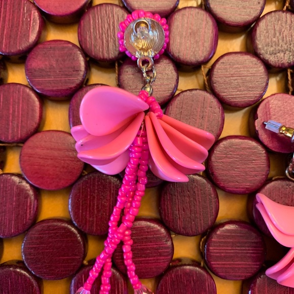 Beautiful bright pink floral dangly earrings. New - Picture 4 of 4